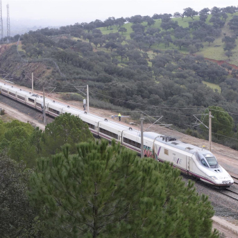 Imagen de un tren AVE a su paso por el tramo de vía, completamente restaurado, donde ocurrió el trágico accidente del pasado 18 de enero en Adamuz (Córdoba). Pedro Funes - Europa Press Imagen de un tren AVE a su paso por el tramo de vía, completamente restaurado, donde ocurrió el trágico accidente del pasado 18 de enero en Adamuz (Córdoba). Pedro Funes - Europa Press