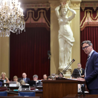 Vox denuncia que la bonanza macroeconómica no llega a la gente y el Govern saca pecho por la rebaja fiscal