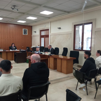 Cuatro personas reconocen haber extorsionado 2.000 euros a un niño de 14 años en Palma: "Te meto diez tiros en el pecho". EUROPA PRESS Cuatro personas reconocen haber extorsionado 2.000 euros a un niño de 14 años en Palma: "Te meto diez tiros en el pecho". EUROPA PRESS