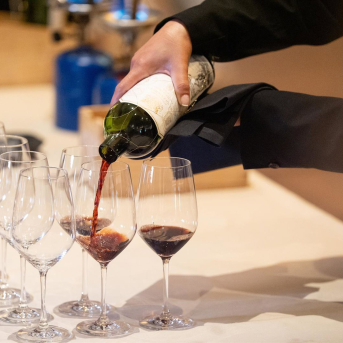 Un sumiller sirve vino  de Rioja Alavesa Iñaki Berasaluce - Europa Press