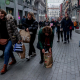 Varias personas caminan con bolsas de las rebajas en la calle Preciados, en Madrid (España). Ricardo Rubio - Europa Press