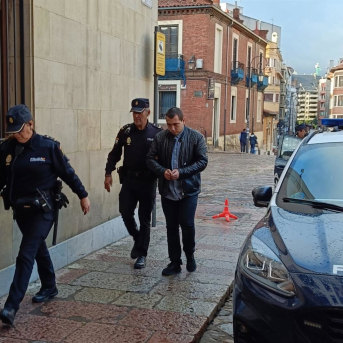 Imagen de archivo del acusado del 'crimen de Nochebuena' producido en la capital leonesa en 2022 a su entrada a la Audiencia Provincial de León. EUROPA PRESS