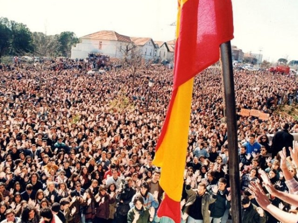 Concentración en la Universidad Autónoma de personas con las manos blancas en repulsa por el asesinato de Tomás y Valiente | EP Concentración en la Universidad Autónoma de personas con las manos blancas en repulsa por el asesinato de Tomás y Valiente | EP