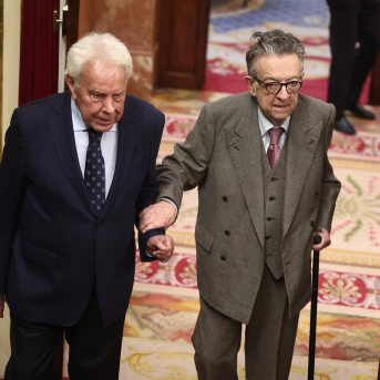 El expresidente del Gobierno Felipe González (i) durante el acto institucional ‘Nuestra constitución más longeva’, en el Congreso de los Diputados, a 17 de febrero de 2026, en Madrid (España).  Eduardo Parra - Europa Press