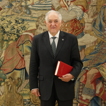 Conde-Pumpido expresa su orgullo por la vigencia de la Constitución y elogia a los españoles por mantenerla