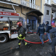 Varias dotaciones de los bomberos en una calle cercana al teatro de Sannazaro, en Nápoles, Italia. Europa Press/Contacto/Ciro Fusco