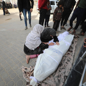 Palestinos junto al cuerpo de un muerto por un ataque del Ejército de Israel contra la Franja de Gaza, a pesar del alto el fuego pactado en octubre de 2025 (archivo) Europa Press/Contacto/Omar Ashtawy