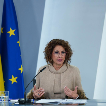 Montero defiende que gobernar con PGE prorrogados se ajusta a la Constitución tras las acusaciones de rebeldía del PP