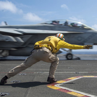 Un avión estadounidense emprende el vuelo en el mar de Filipinas Mc3 Natasha Chevalier Losada/U.s / Dpa