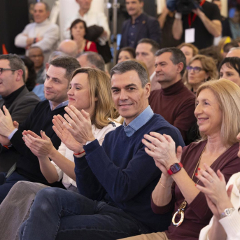 Borja Cabezón junto a la candidata del PSOE en Aragón, Pilar Alegría y el presidente del Gobierno, Pedro Sánchez. EVA ERCOLANESE Borja Cabezón junto a la candidata del PSOE en Aragón, Pilar Alegría y el presidente del Gobierno, Pedro Sánchez. EVA ERCOLANESE