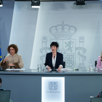 La vicepresidenta primera y ministra de Hacienda, María Jesús Montero, la ministra de Inclusión, Seguridad Social y Migraciones, Elma Saiz, y la vicepresidenta segunda y ministra de Trabajo, Yolanda Díaz, durante una rueda de prensa tras el Consejo de Ministros