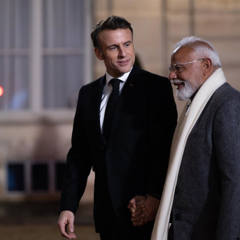 El presidente de Francia, Emmanuel Macron, recibe al primer ministro de India, Narendra Modi, en un viaje el pasado febrero a París. Europa Press/Contacto/Alexis Sciard