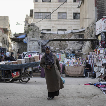 Una mujer camina en el mercado de Zawiya, en el centro de la Franja de Gaza Europa Press/Contacto/Omar Ashtawy