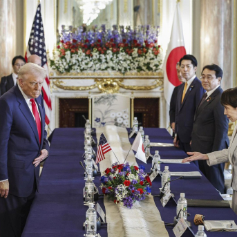 En el centro de la imagen, el presidente de EEUU, Donald Trump, y la primera ministra japonesa, Sanae Takaichi Europa Press/Contacto/POOL