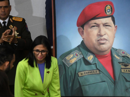 La presidenta encargada de Venezuela, Delcy Rodríguez, y a su espalda, imagen del exmandatario Hugo Chávez Europa Press/Contacto/Marco Salgado