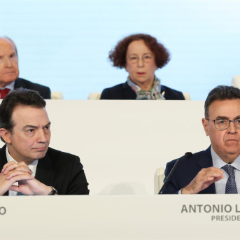 El consejero delegado de Enagás, Arturo Gonzalo (i), y  el presidente de Enagás, Antonio Llarden (d), durante la Junta General de Accionistas de Enagás Marta Fernández Jara - Europa Press
