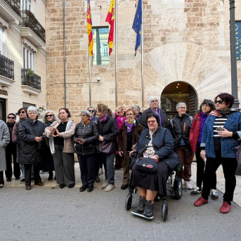 Una protesta ante Les Corts denuncia el desmantelamiento de las políticas de igualdad del Consell por la voxtorsión