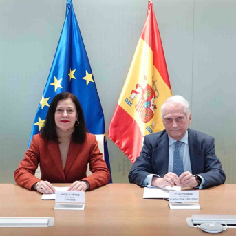 La presidenta y consejera delegada de Cofides, Ángela Pérez, y el presidente de Fundación CRE100DO, Carlos Miras, firman el acuerdo   para apoyar la internacionalización y el crecimiento de las Empresas de Tamaño Intermedio. COFIDES