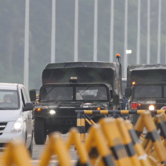 Varios vehículos militares atraviesan un puente en la ciudad de Paju, cerca de la frontera 'de facto' que separa las dos Coreas. -/YNA/dpa