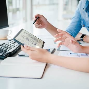 Imagen de recurso de dos personas trabajando frente a un ordenador GOBIERNO DE CANARIAS Imagen de recurso de dos personas trabajando frente a un ordenador GOBIERNO DE CANARIAS