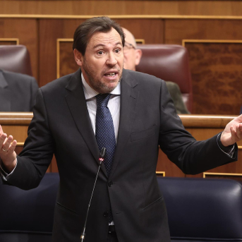 El ministro de Transportes y Movilidad Sostenible, Óscar Puente, interviene durante una sesión de control al Gobierno, en el Congreso de los Diputados, a 18 de febrero de 2026, en Madrid (España).  Eduardo Parra - Europa Press