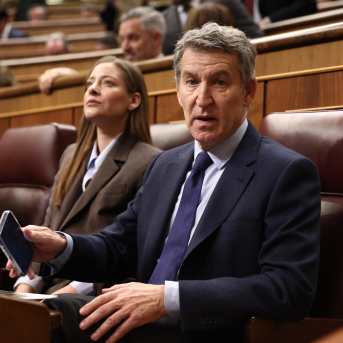 La portavoz del PP en el Congreso, Ester Muñoz, y el presidente del PP, Alberto Núñez Feijóo, durante una sesión de control al Gobierno, en el Congreso de los Diputados, a 18 de febrero de 2026, en Madrid (España). Eduardo Parra - Europa Press
