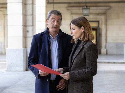 El delegado de Seguridad Ciudadana y Recursos Humanos del Ayuntamiento de Sevilla, Ignacio Flores, y la delegada de Educación, Juventud, Edificios Municipales, Deporte y Promoción de la Salud, Blanca Gastalver AYUNTAMIENTO DE SEVILLA