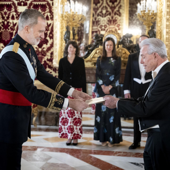 El Rey Felipe VI recibe la Carta Credencial del nuevo embajador de los Estados Unidos de América, Benjamín León JR., en el Palacio Real de Madrid A. Pérez Meca - Europa Press