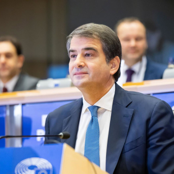 El vicepresidente ejecutivo de la Comisión Europea para Cohesión y Reformas, y Desarrollo Regional y Ciudades, Raffaele Fitto, asiste a una audiencia en el Parlamento Europeo. Aurore Martignoni/European Commi / DPA El vicepresidente ejecutivo de la Comisión Europea para Cohesión y Reformas, y Desarrollo Regional y Ciudades, Raffaele Fitto, asiste a una audiencia en el Parlamento Europeo. Aurore Martignoni/European Commi / DPA