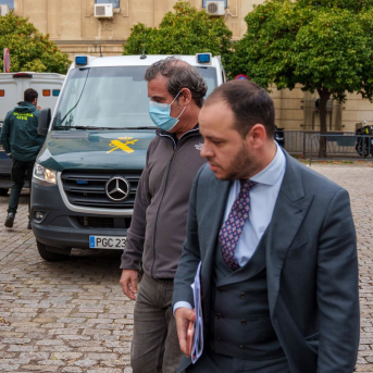 El exconcejal socialista Rafael Pineda, junto a su abogado, tras prestar declaración en la Audiencia Provincial. FRANCISCO J. OLMO- EUROPA PRESS