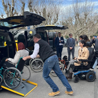 Taxistas reclaman en el Parlament ayudas para adaptar taxis y mejorar la comodidad de los usuarios