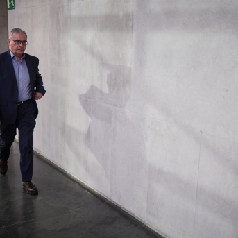 Partidos reprochan a Acciona que intente presentar a un gerente como su representante legal en el Parlamento