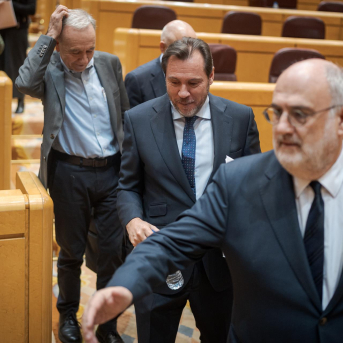 El ministro de Transportes y Movilidad Sostenible, Óscar Puente (c), comparece para dar cuenta del caos ferroviario, en el Senado,  a 29 de enero de 2026, en Madrid (España). Por delante, el portavoz de Junts, Eduard Pujol.  Diego Radamés - Europa Press