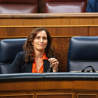 Imagen de archivo de la ministra de Sanidad, Mónica García, durante una sesión de control al Gobierno. Gabriel Luengas - Europa Press