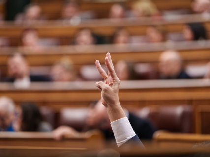 Un diputado marca el número de votación durante una sesión plenaria en el Congreso de los Diputados, a 17 de febrero de 2026, en Madrid | Matias Chiofalo / Europa Press