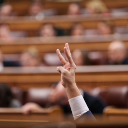 Un diputado marca el número de votación durante una sesión plenaria en el Congreso de los Diputados, a 17 de febrero de 2026, en Madrid | Matias Chiofalo / Europa Press