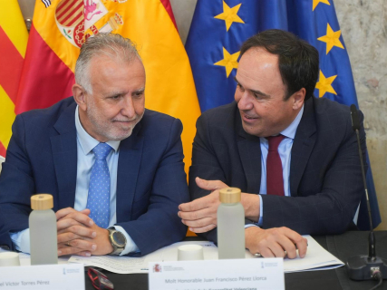 Imagen de la Comisión Mixta entre Gobierno y Generalitat, con asistencia del ministro Víctor Ángel Torres y el 'president', Juanfran Pérez Llorca JORGE GIL/EUROPA PRESS