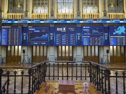 Paneles informativos en el Palacio de la Bolsa de Madrid, a 3 de febrero de 2026, en Madrid (España). Jesús Hellín - Europa Press