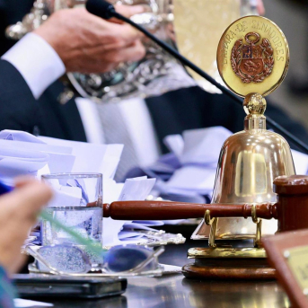Vista de la mesa presidencial del Congreso de Perú CONGRESO DE PERÚ EN X