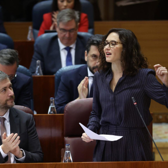 Ayuso reprocha a Vox querer crear una barriada paleta mientras acusa a Sánchez de usar la inmigración para provocarles