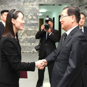 Kim Yoo Jong en un encuentro con un alto cargo surcoreano en 2019.  Europa Press/Contacto/South Korean Unification Min