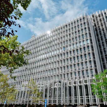 Fachada del edificio de oficinas Castellana 91 en Azca, Madrid COLLIERS