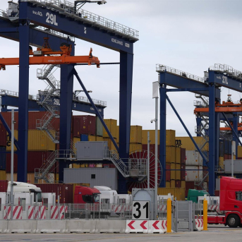 Camiones con contenedores de exportación en el Puerto de Barcelona David Zorrakino - Europa Press