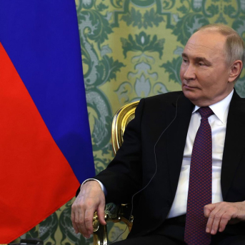 El presidente de Rusia, Vladimir Putin, durante una reunión oficial con un alto cargo de los rebeldes hutíes de Yemen en el Kremlin (archivo) -/Kremlin/dpa