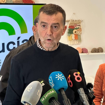 El coordinador federal de IU, Antonio Maíllo, atiende a los medios en Chiclana de la Frontera (Cádiz). IU El coordinador federal de IU, Antonio Maíllo, atiende a los medios en Chiclana de la Frontera (Cádiz). IU