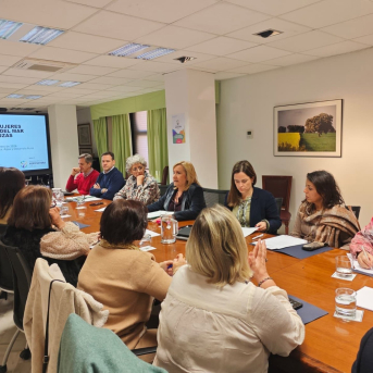 Andalucía pone en marcha la Mesa de Mujeres Rurales y del Mar para reforzar su voz en las políticas autonómicas Andalucía pone en marcha la Mesa de Mujeres Rurales y del Mar para reforzar su voz en las políticas autonómicas