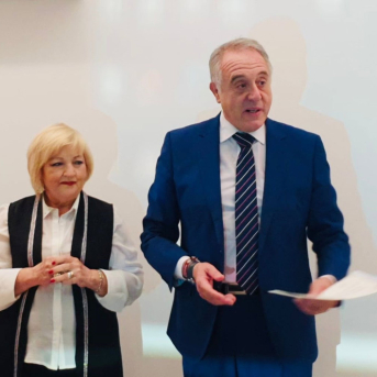 La decana del Colegio Profesional de Criminología de Madrid, Carmen Balfagón, entrega reconocimiento, en agradecimiento y cariño por su apoyo a la profesión, al director general de la Policía Municipal de Madrid, Pablo Enrique Rodríguez. CPCM