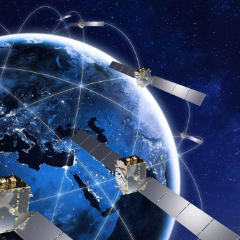 Simulación de satélites en el espacio alrededor de la tierra THALES ALENIA SPACE