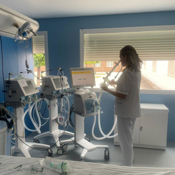 El PSOE denuncia un desmantelamiento en el Hospital de Andújar y Sanz anuncia una nueva planta de hospitalización materno infantil