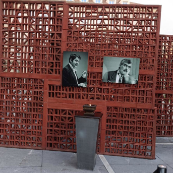 El Parlamento Vasco honra a Fernando Buesa y Enrique Casas con un minuto de silencio El Parlamento Vasco honra a Fernando Buesa y Enrique Casas con un minuto de silencio